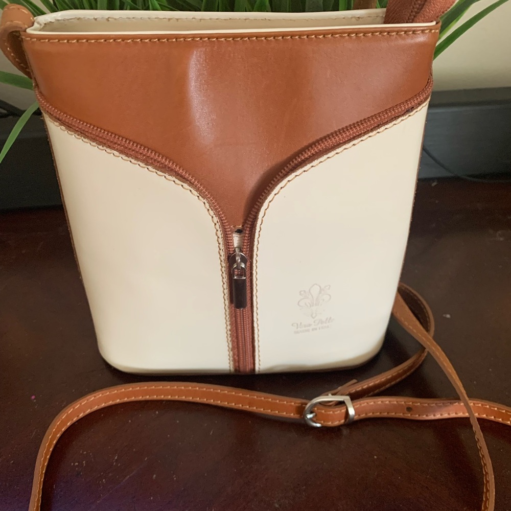 Vera Pelle ITALIAN LEATHER Chic Cream and Tan Crossbody Bag with V-Shaped Zipper